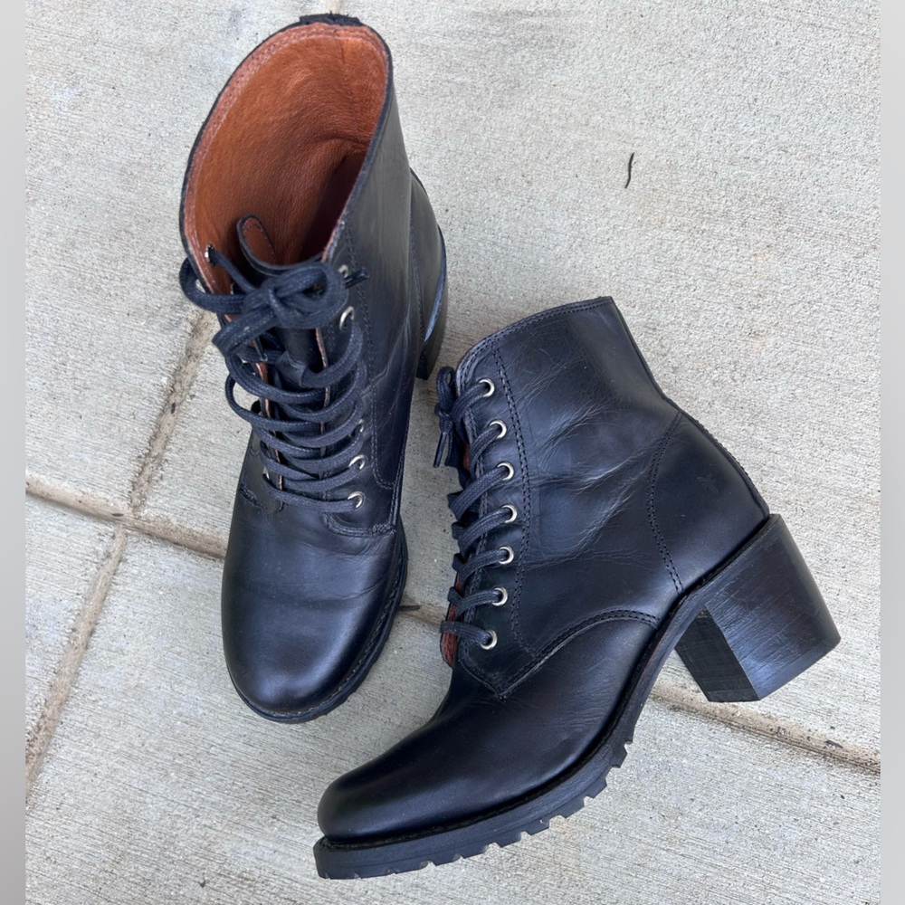 Frye Sabrina 6G Black Lace Up Heeled Boots